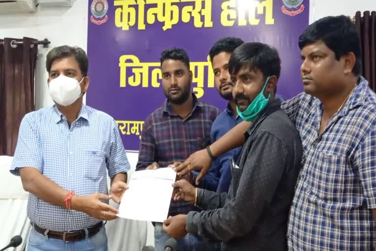 members-of-press-club-submitted-memorandum-to-cm-in-case-of-assault-with-journalist-in-balrampur