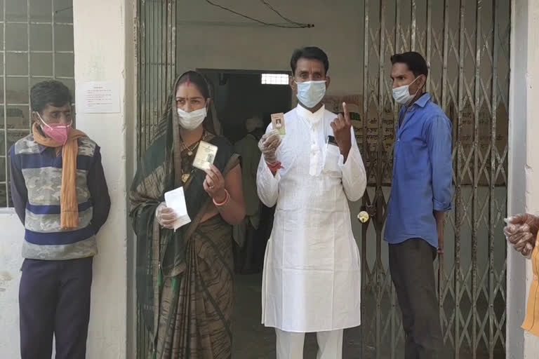 Congress candidate Madanlal Chaudhary cast vote