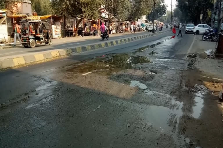 Banana pit on the road due to pipe line leakage in bhiwani