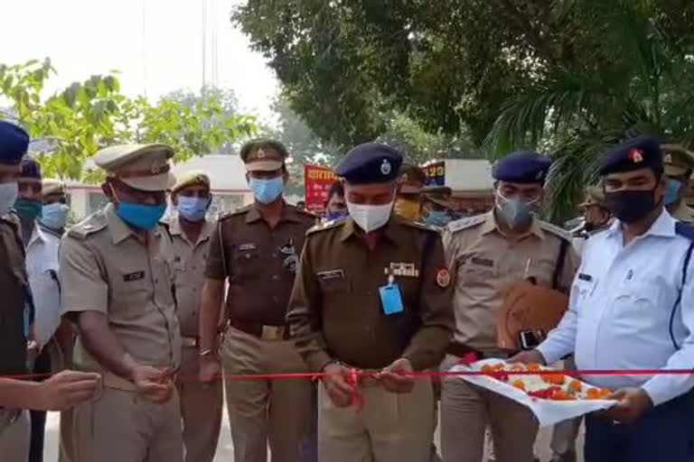 यातायात रैली का उद्घाटन करते ट्रैफिक पुलिस.