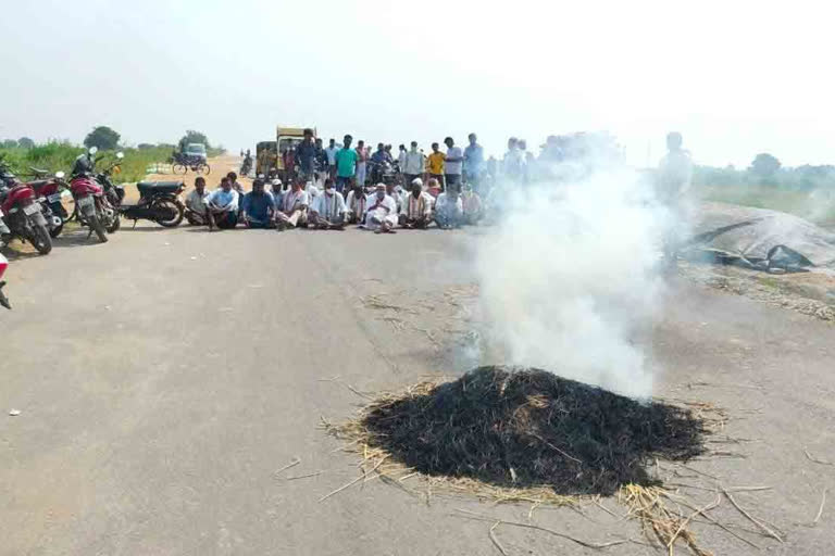 farmers  protest a narsinagpur in karimnagar district