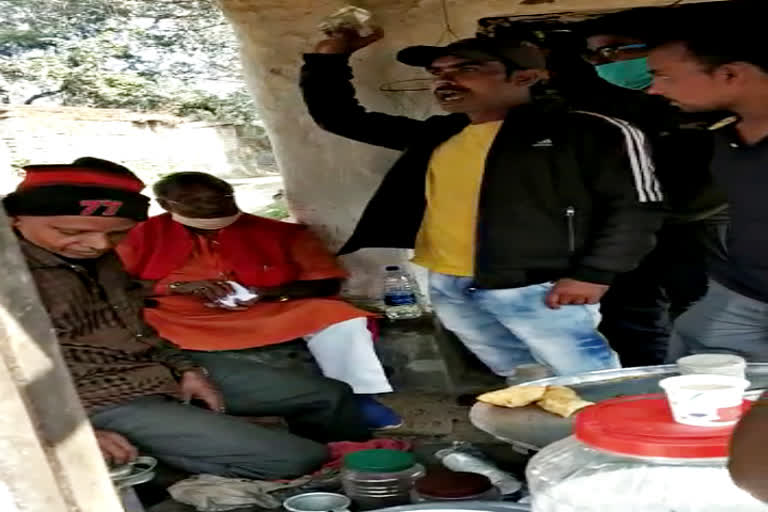 bjp-candidate-yogeshwar-mahato-distributing-money-goes-viral-video