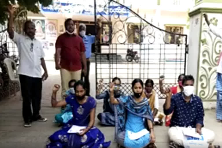 Ded students agitation at DEO office in Guntur