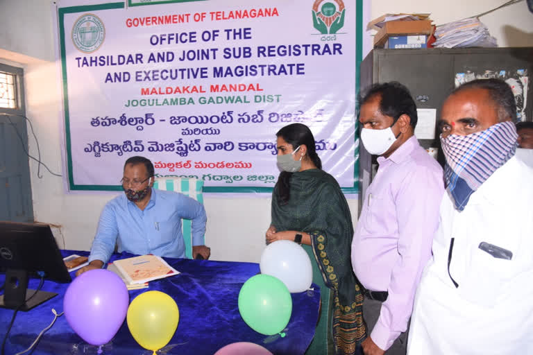 Collector Shruti Ojha examined the registration process in Jogulamba district