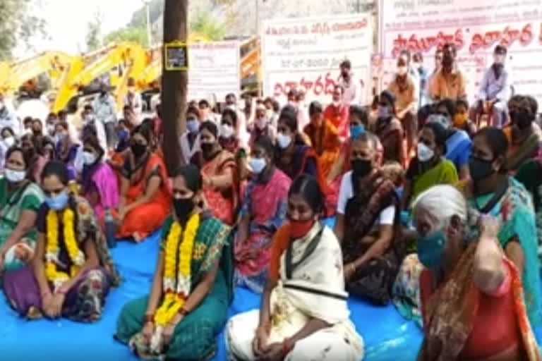 APMC Workers protest Reaches 100 days in Mangapet