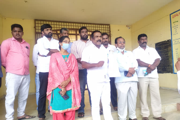 congress leaders protest in front of nagar kurnool district collectorate