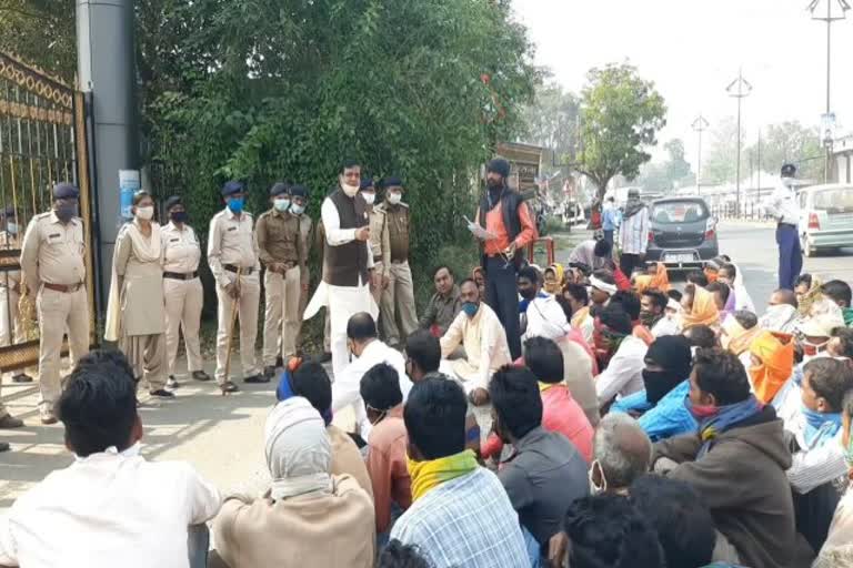 workers protested in jashpur