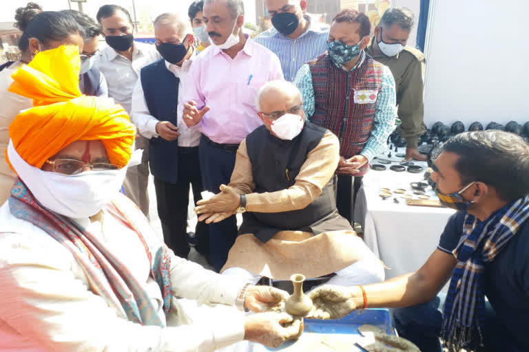 BJP Rajya Sabha MP Vinay Sahastrabuddhe inaugurates Diwali Utsav program at Noida Haat