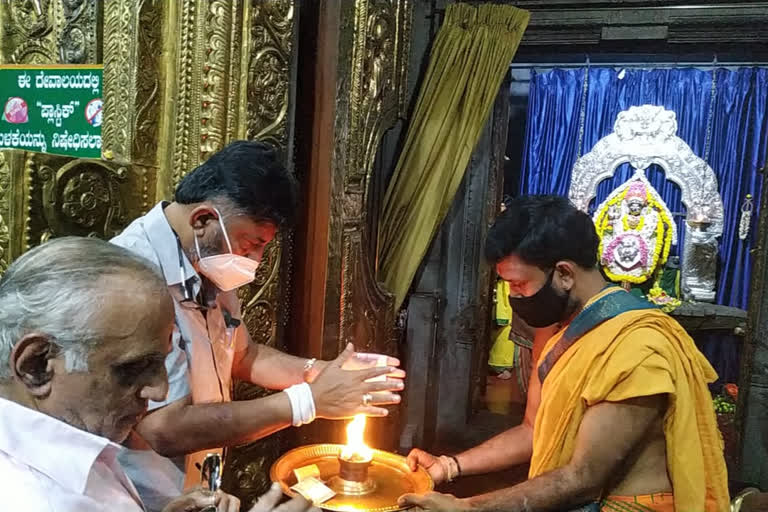 DK Shivakumar received the darshan of Banashankari Devi