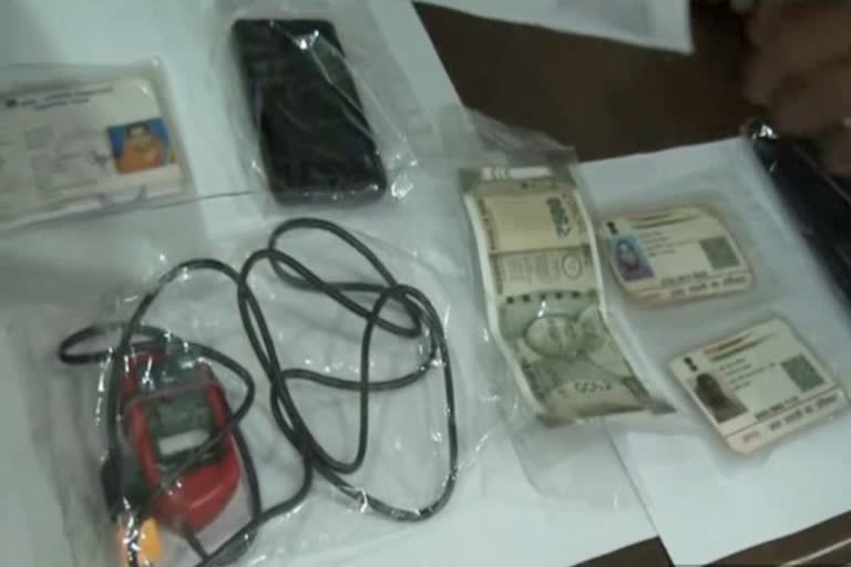 Two fraudsters arrested i