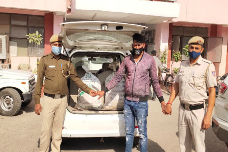 Najafgarh Police arrested smuggler with 210 quarters of illegal liquor