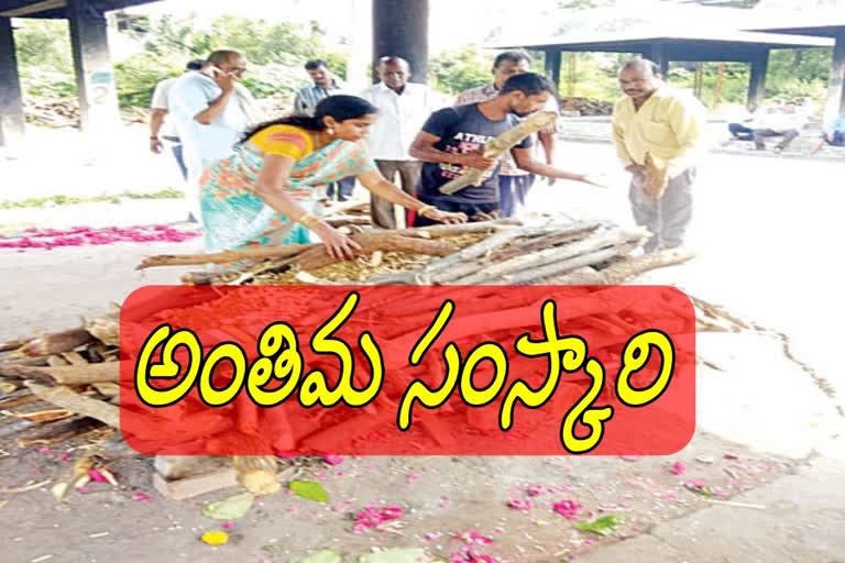 women from srikalahthi conducting  Funeral to Orphaned dead bodies