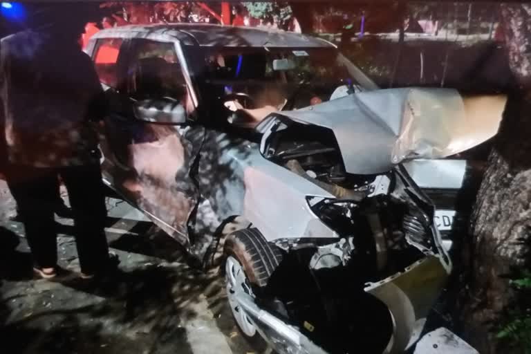 Jaipur accient news, car crashed in tree