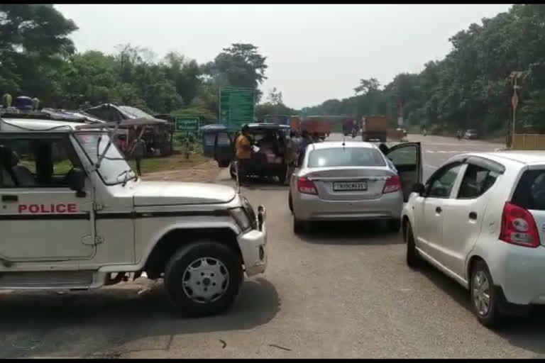 Following the Maoist-police clash in Wayanad, vehicle inspections at the state border have been tightened  Maoist police clash  vehicle inspection  state border  Valayar  വയനാട്ടിലെ മാവോയിസ്റ്റ് ആക്രമണം; അതിര്‍ത്തികളില്‍ കര്‍ശന പരിശോധന  അതിര്‍ത്തികളില്‍ കര്‍ശന പരിശോധന  വയനാട്ടിലെ മാവോയിസ്റ്റ് ആക്രമണം  വാളയാര്‍