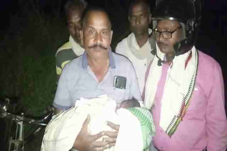 newborn baby thrown in field in garhwa