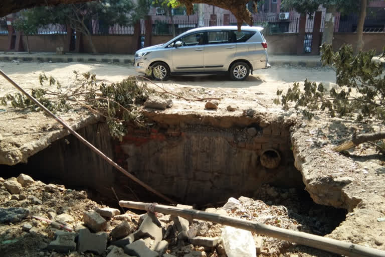 people of dwarka sector-4 are facing probloem of service lane and footpath in delhi