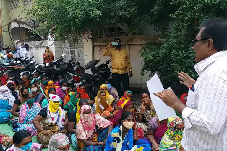 construction workers women agitation