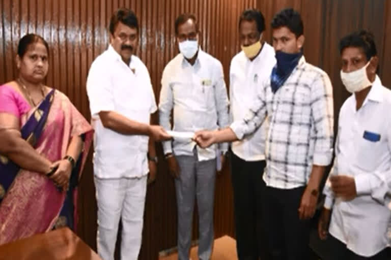 GHMC financial assistance to the family of a worker who died in an accident