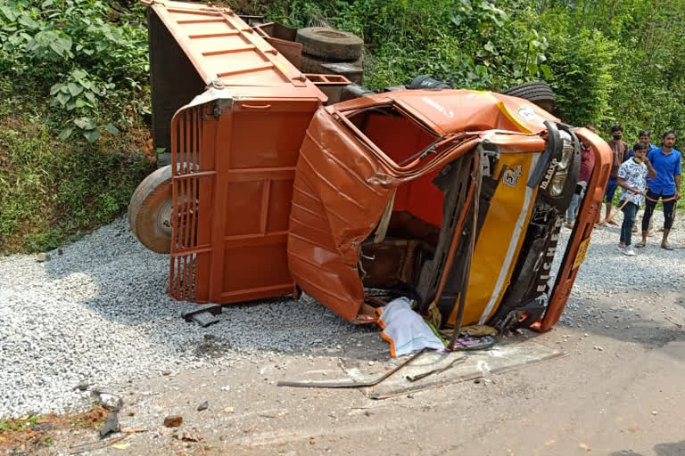 Tippar lorry accident in Bantwal