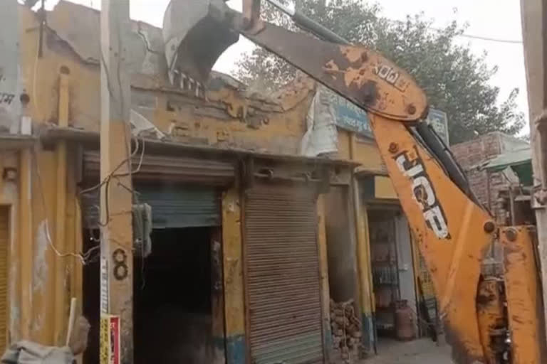 huda department breaks illegal construction of 30 shops in hansi auto market