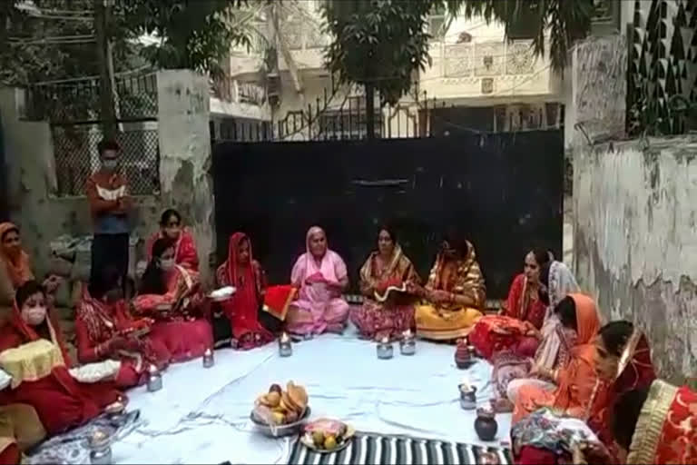 Karwa Chauth celebrated with wearing mask in Matiala area of delhi