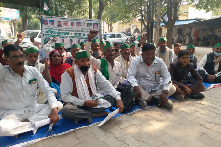 अनिश्चितकाली धरने पर भाकियू नेता.