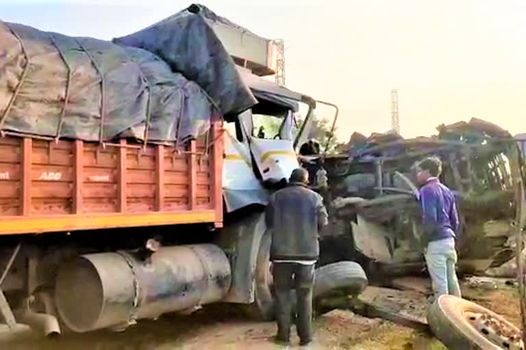 two lorries hits eachother in vikarabad