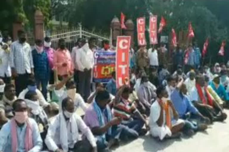 Hamali workers protest to raise wage rate in karimnagar