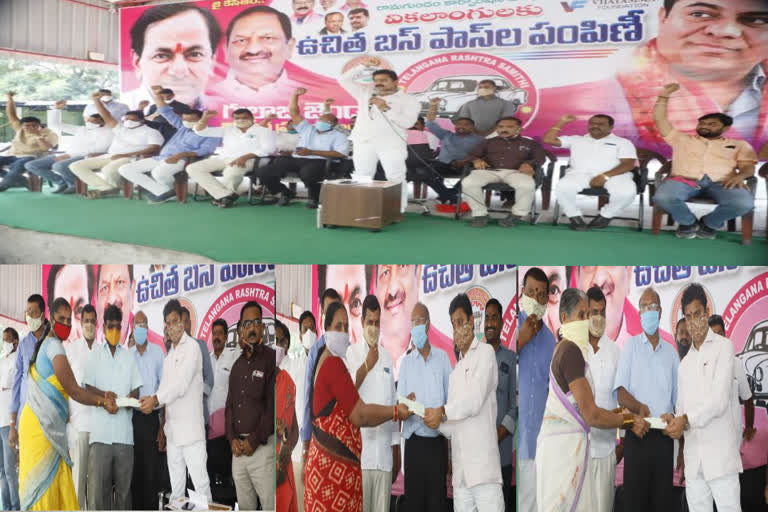 MLA Chandar handing over Kalyana Lakshmi cheques at Ramagundam