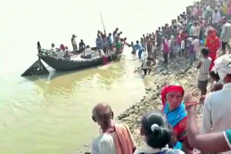 boat overturned in Ganga