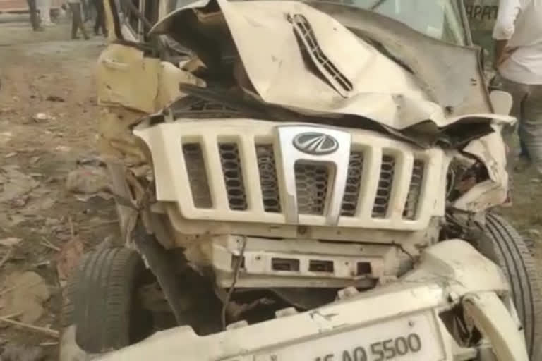 Bus collides with Scorpio car in ghaziabad