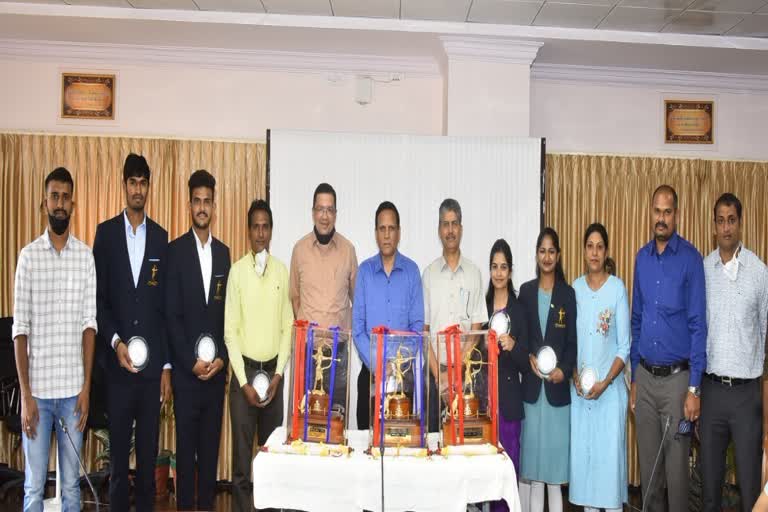 Southwestern Railways honors sportspersons