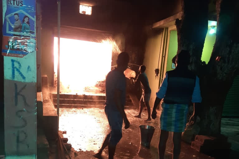 fire caught in home and warehouse in latehar