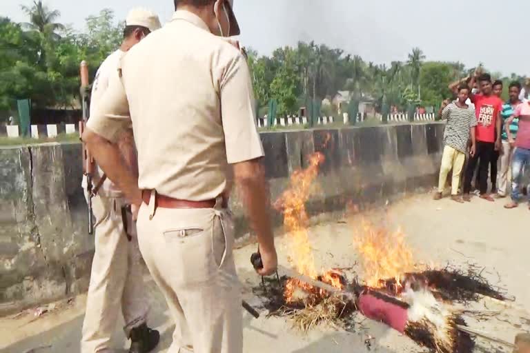 Protest against Arnab goswami's arrest in hojai assam etv bharat news