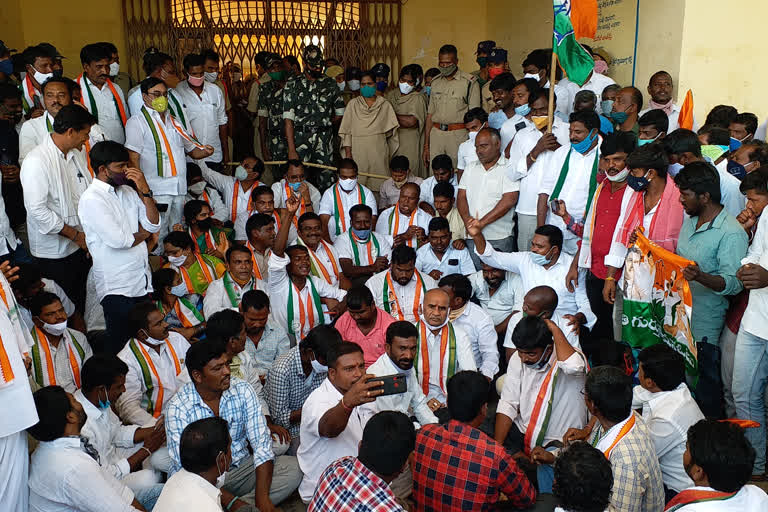 congress leaders protest at nagarkurnool district