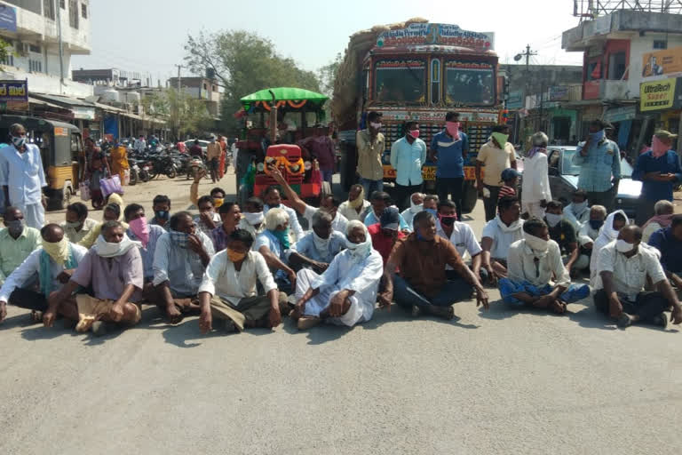 farmers protest at gangadhara in karimnagar district