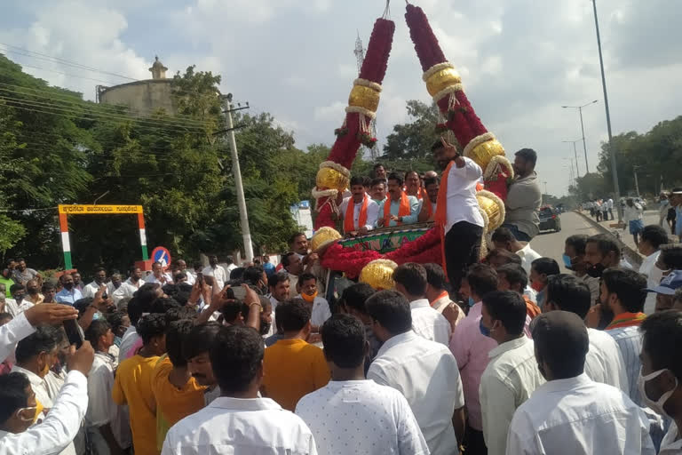 ಗದ್ದುಗೆ ಹಿಡಿದ ಖುಷಿಯಲ್ಲಿ ಸಾಮಾಜಿಕ ಅಂತರ ಮಾಯ