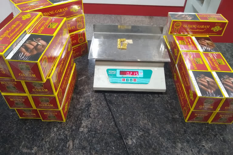 gold and cigarettes  karipur airport  കരിപ്പൂർ വിമാനത്താവളം  കരിപ്പൂരിൽ സ്വർണം പിടികൂടി  മലപ്പുറം