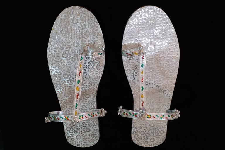 Kolhapur man gifts 'silver slippers' to aunt as gratitude