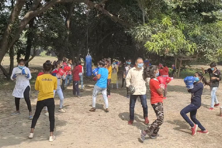 ग्रामीण क्षेत्र की बालिकाएं सीख रही आत्मरक्षा के गुण.