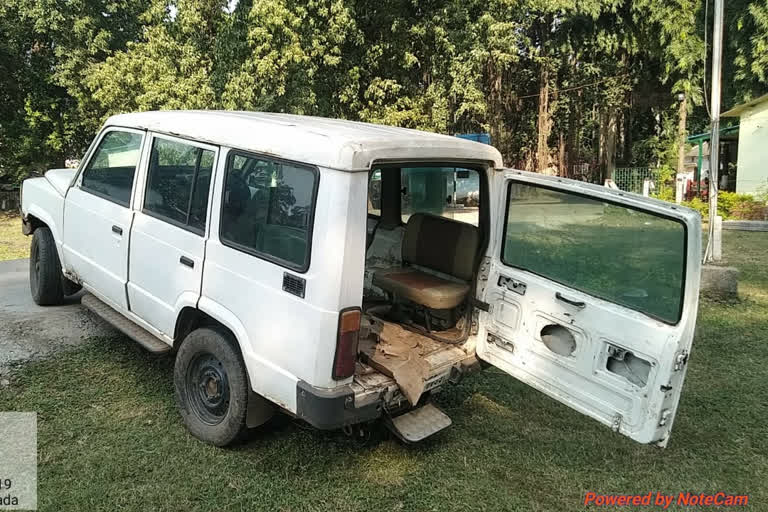 a-joint-team-of-forest-personnel-from-dang-district-seized-2-vehicles-loaded-with-illegal-timber