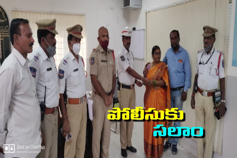 Gold chain given to loss people in kondapur by the of traffic conistable