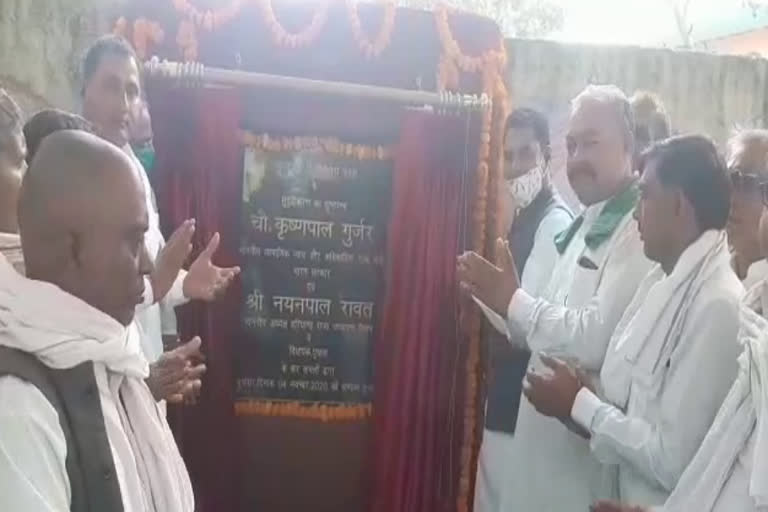 MLA Nayanpal laid foundation stone of two roads in faridabad