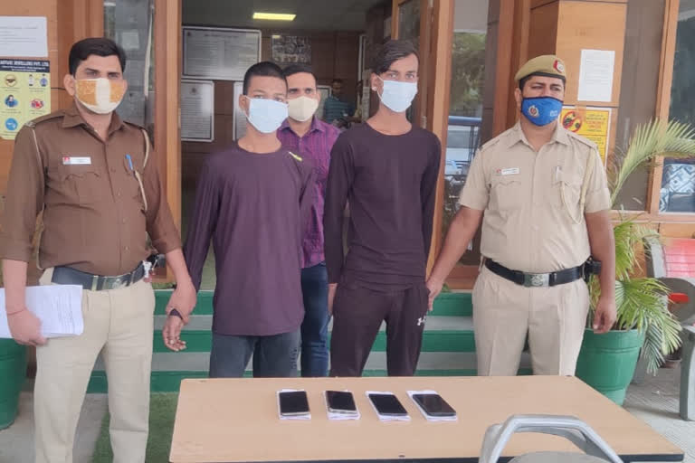 vikaspuri police arrested two robbers with recovered scooty and mobile phones in delhi