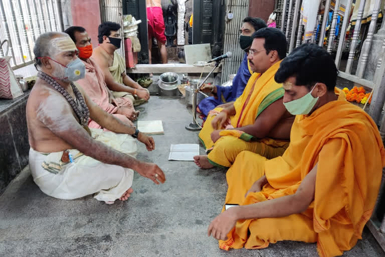 special pujas at the vemulawada rajanna temple in rajanna siricilla district