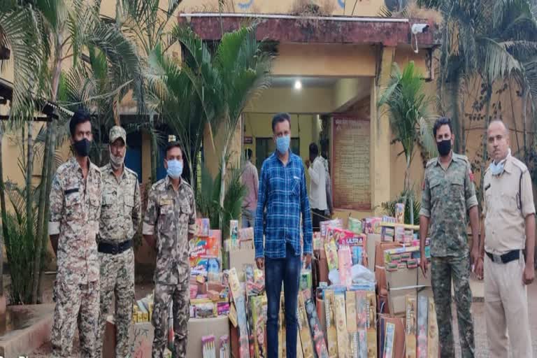 police-seized-lakhs-of-firecracker-in-bastar