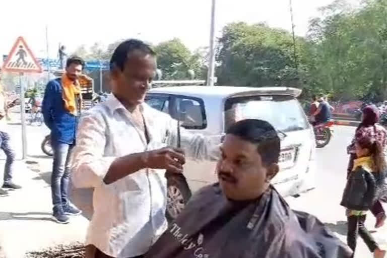 MP Mahendra Solanki shaved beard from roadside barber