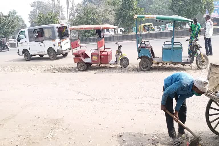 सड़क के बीच खड़े किए जा रहे वाहन.