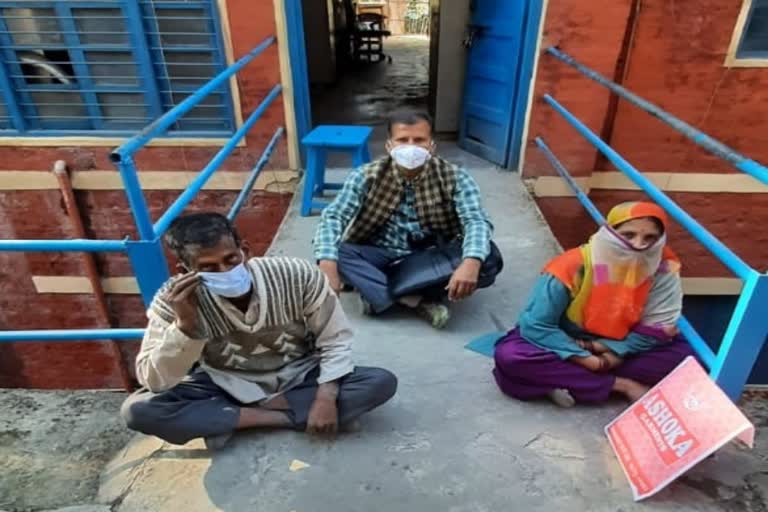 Congress spokesperson sitting on strike outside Karsog BDO office