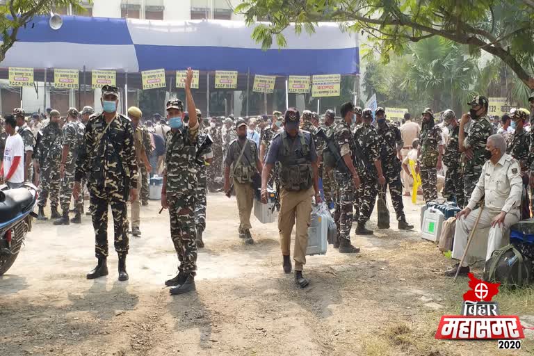 poll workers leave with EVM for viting in samastipur